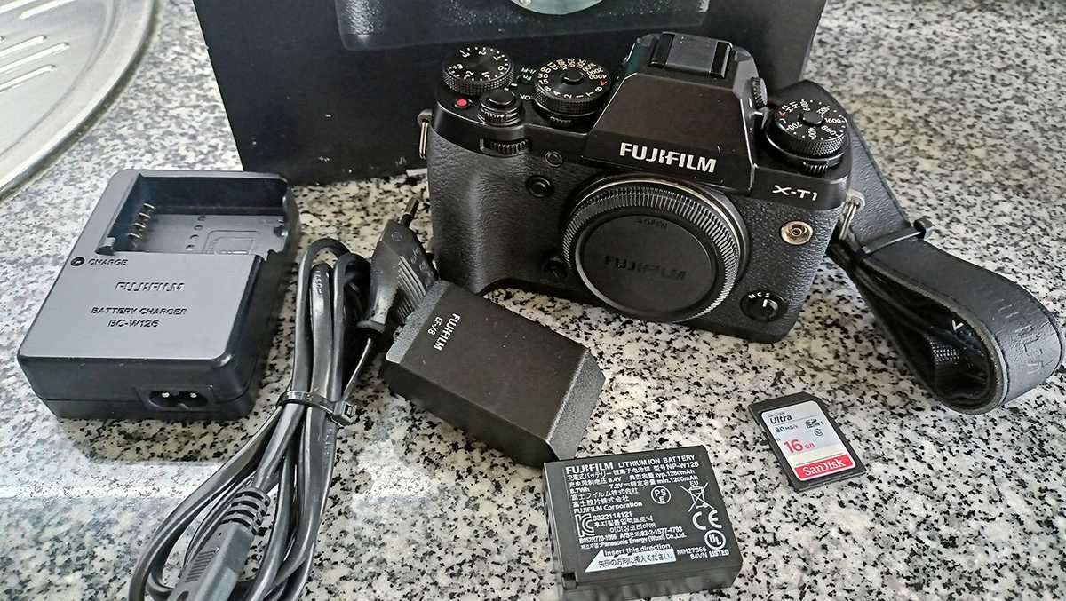 Máquina Fujifilm X-T1 (16 MP) - Completa