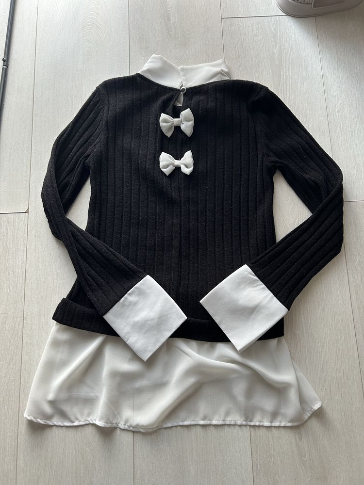 Czarny sweterek z efektem koszuli i kokardkami