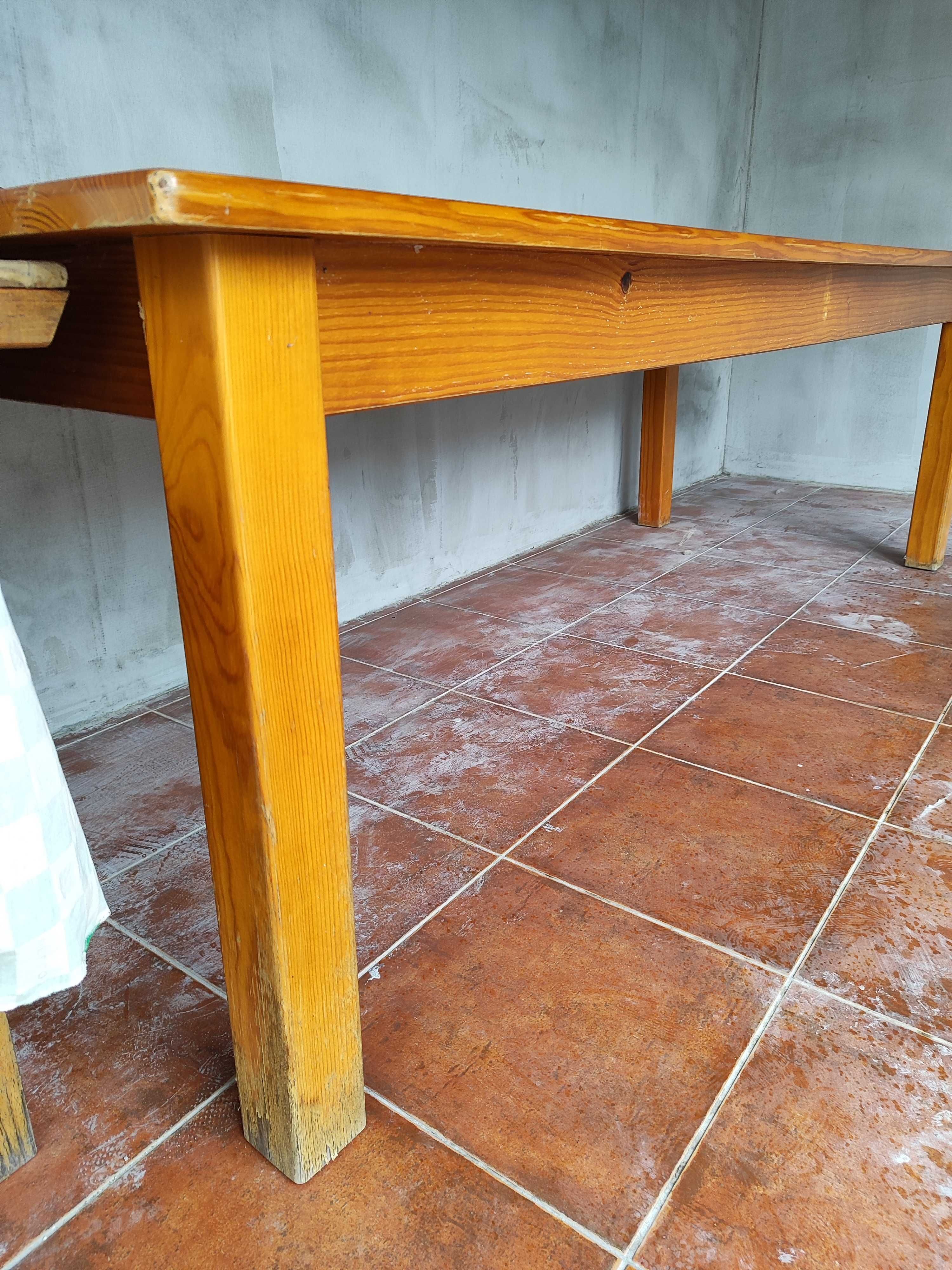 Mesa em madeira maciça