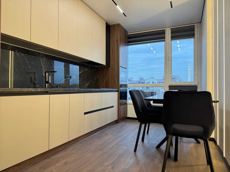 Сучасна двокімнатна в центрі