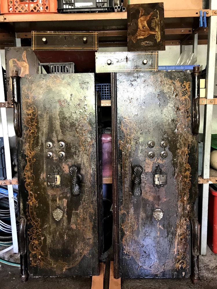 Portas de cofre antigo