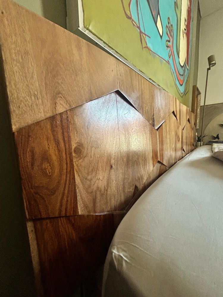 Cama de casal  e quarto completo