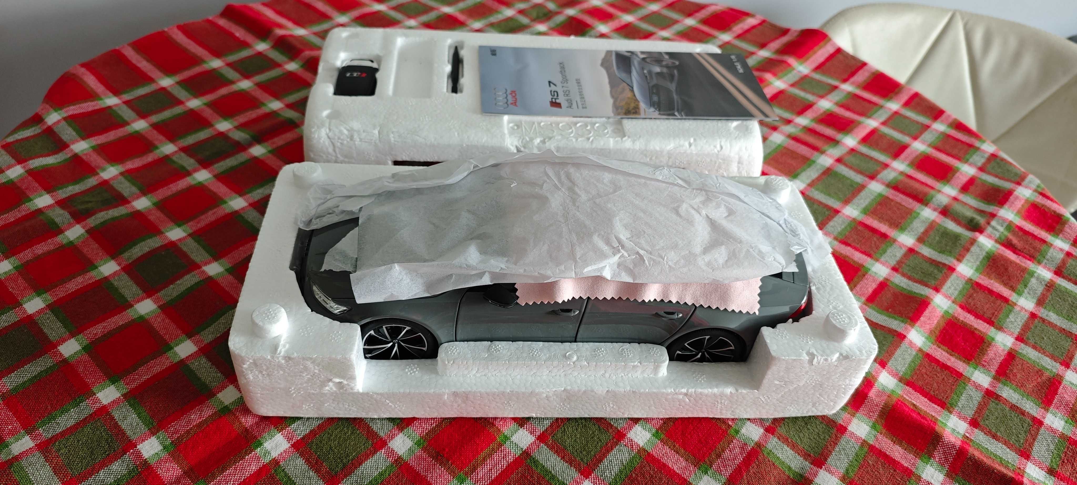 Model Audi RS7 Sportback skala 1:18 z oświetleniem P/T pilot szare
