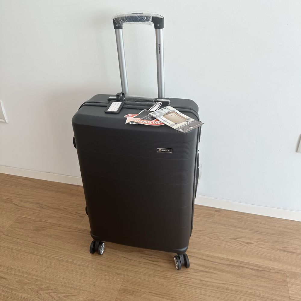 Mala de viagem (NUNCA FOI USADA), tamanho médio 60cm, rodas 360°