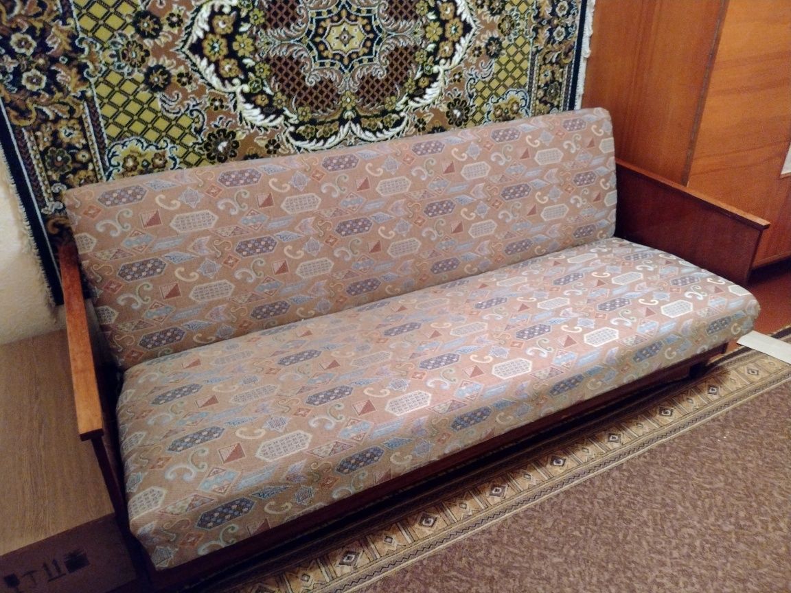 Класичний диван з системою розкладання "книжка", реставрований