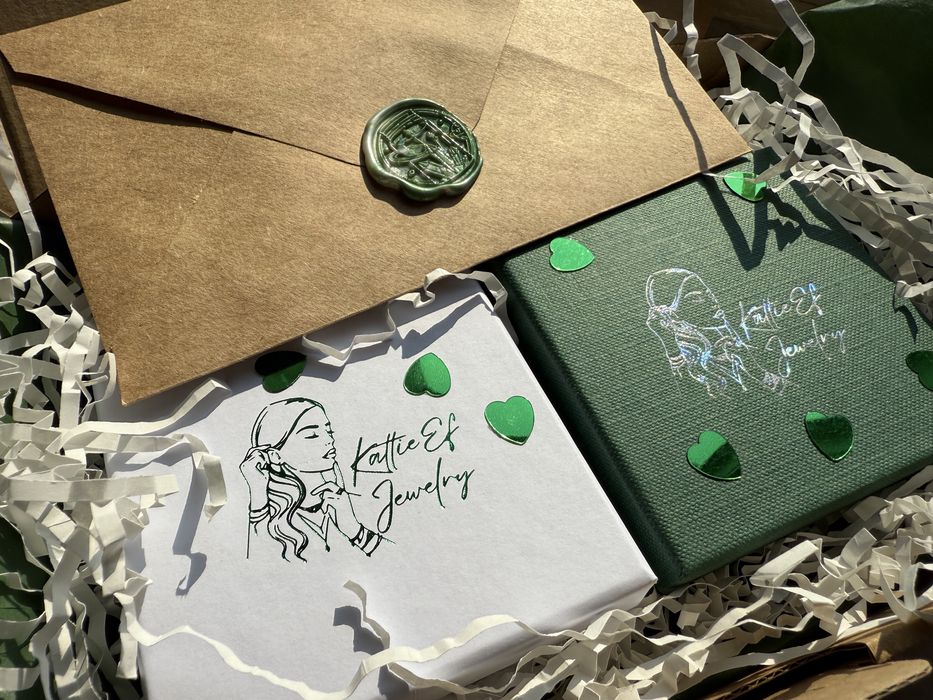 Naszyjnik z naturalnego malachitu, turmalinu i lawy wulkanicznej.