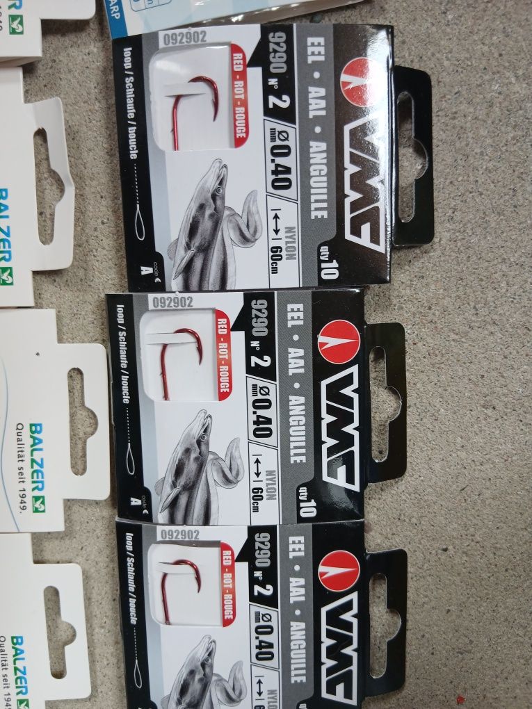 8 paczek haczyków z przyponami na węgorza