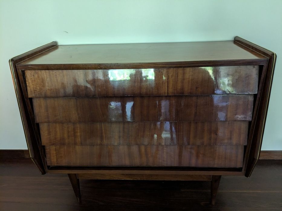 Cómoda anos 50/60 em mogno envernizado, com 4 gavetas.