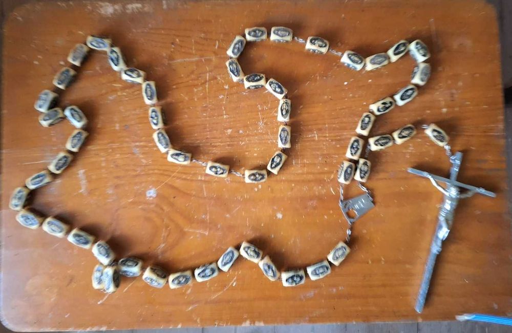 Terço. Grande. Pendurar em parede.