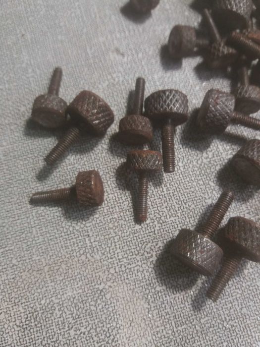 Фиксирующий винт для штангенциркуля.