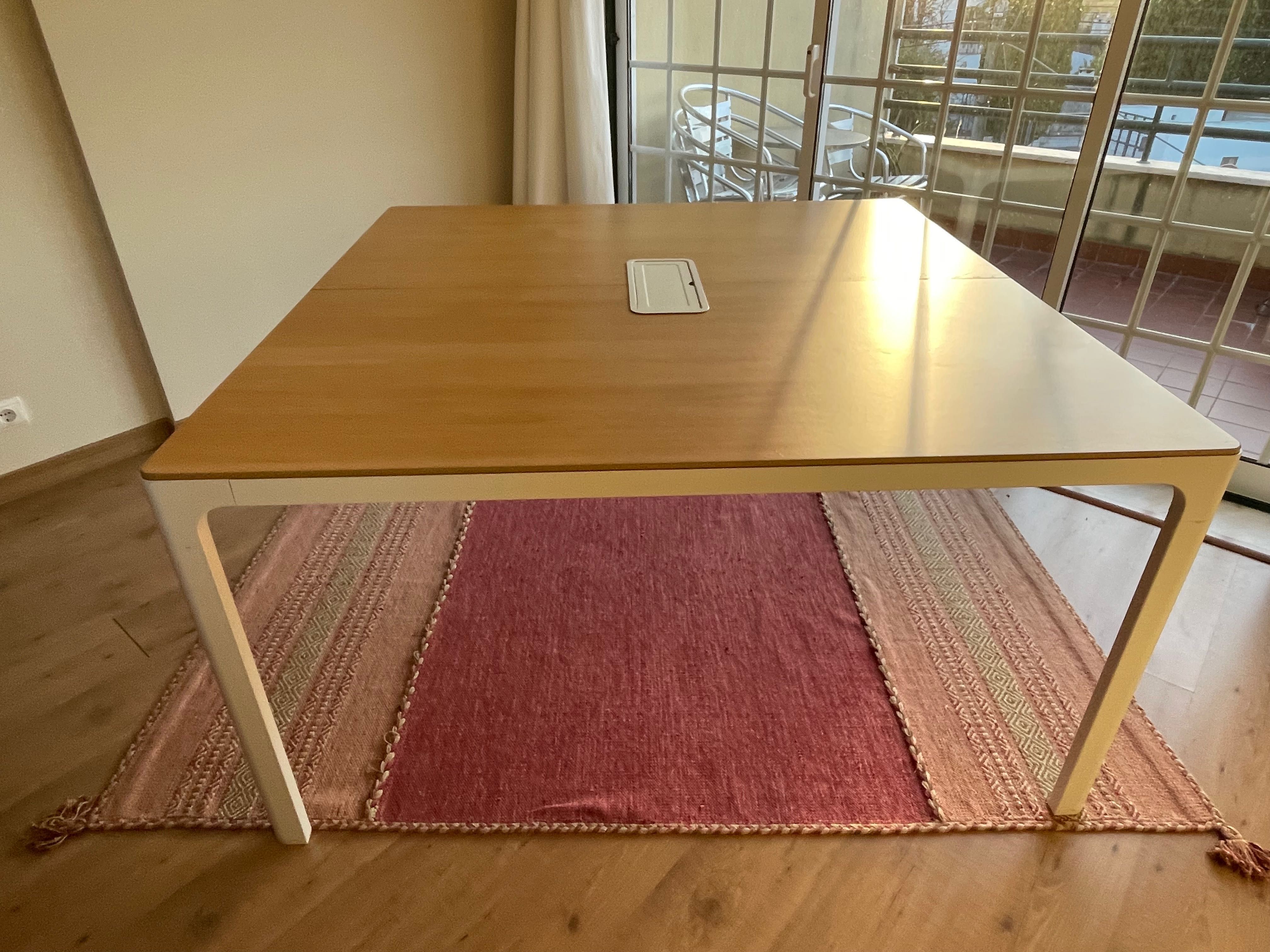 Mesa de reuniões IKEA BEKANT 140x140x73