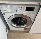 Máquina de lavar a roupa da marca INDESIT, de 10 Kg, como nova