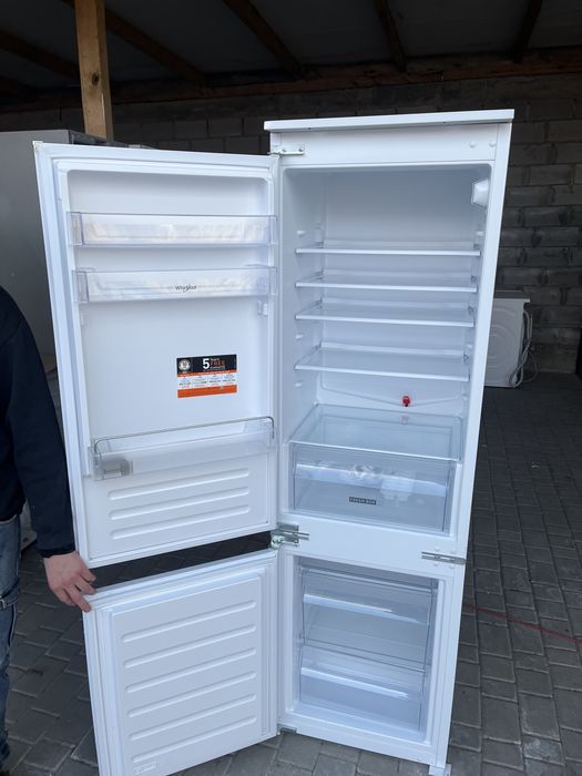 Холодильник Під забудову Whirlpool Вис 175 см Стан нового SP6590