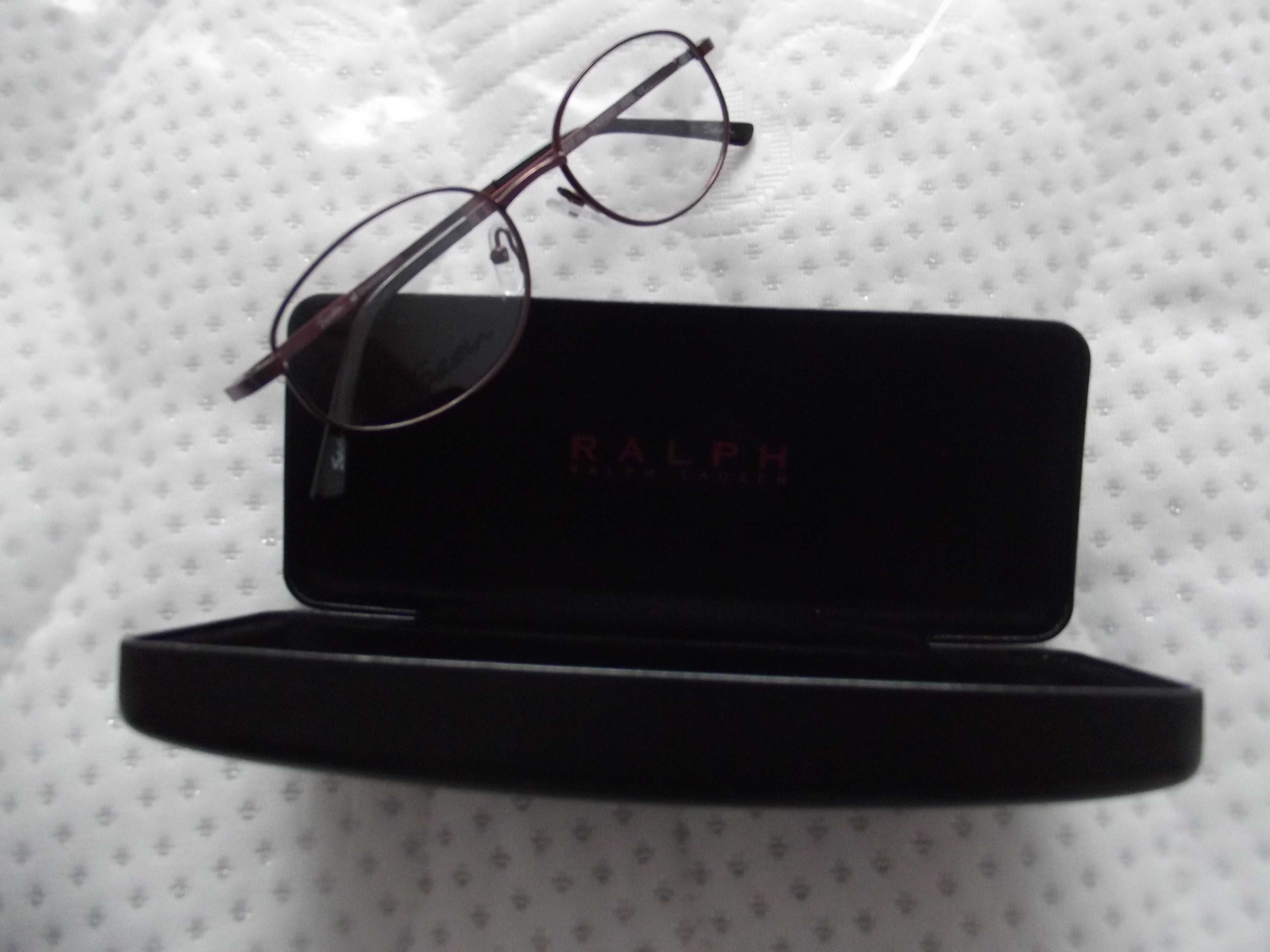 Etui na okulary Ralph Lauren i okulary cienkie oprawki.