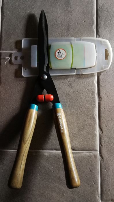 Nożyce ogrodowe Gardena.