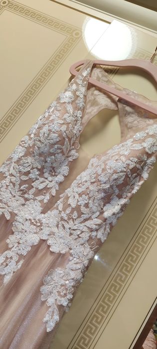 Весільна або вечірня сукня ніжного пудрового відтінку з мереживом,сук