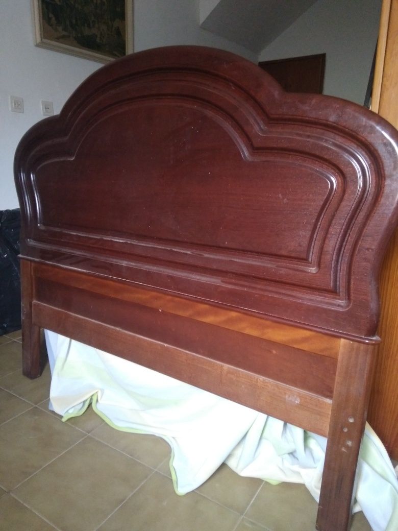 Cama de casal e cómoda