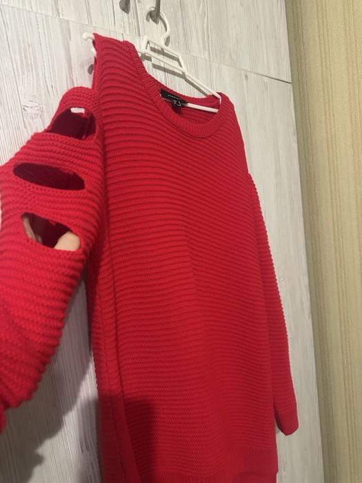 Червона кофта з розрізами на рукавах