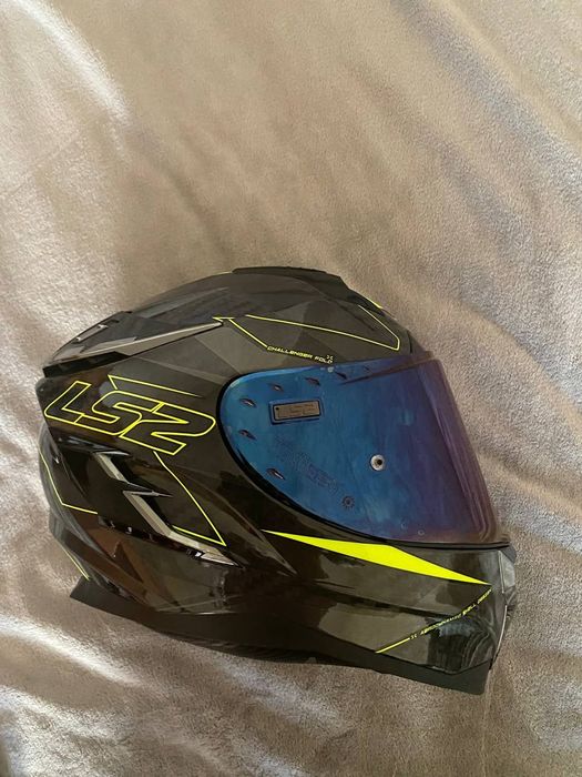 Продам мотошолом новий  з комплектом нових візіров до нього