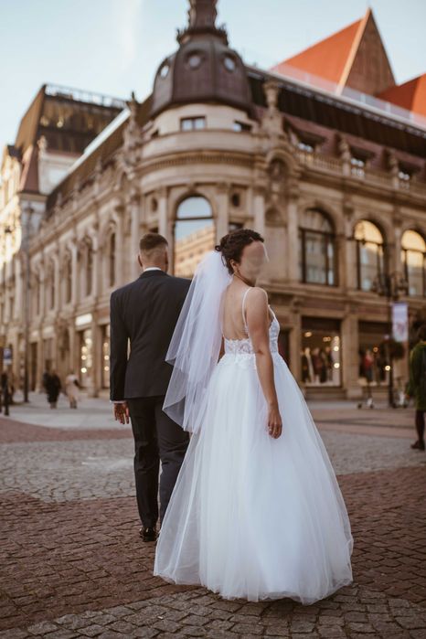 Suknia ślubna, sukienka ślubna, piękny dekolt,  tiulowa, koronkowa