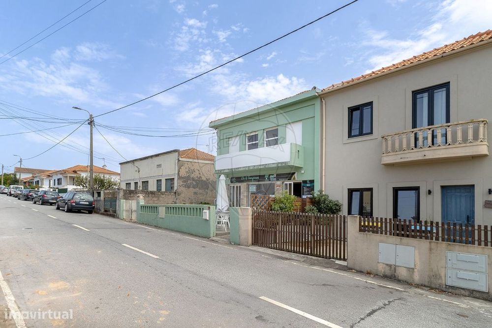 Moradia T3 com restaurante para venda na Praia da Granja