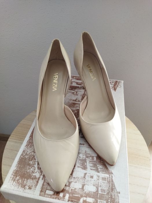 Szpilki kolor nude Venezia