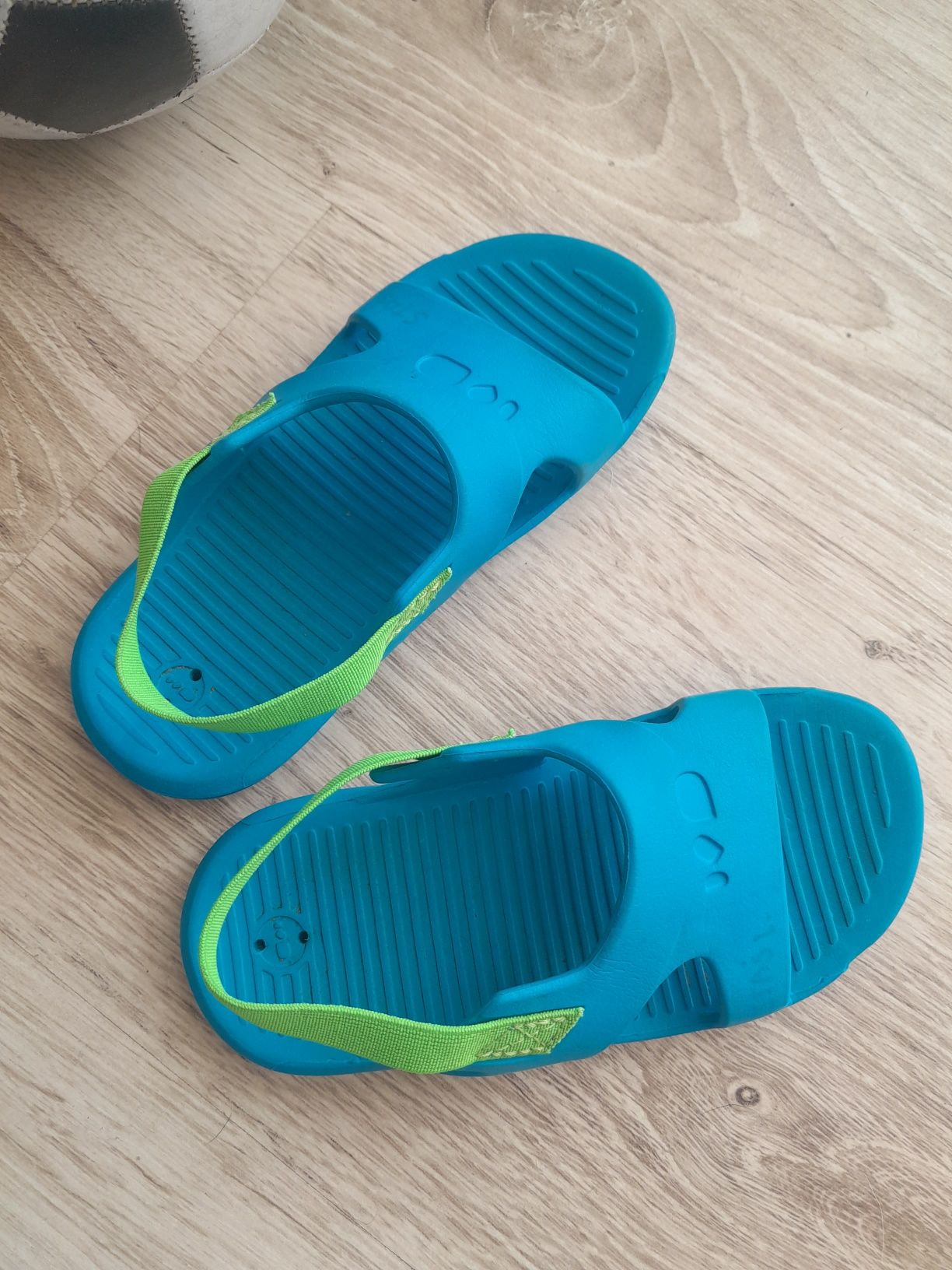 Basenowe klapki Decathlon