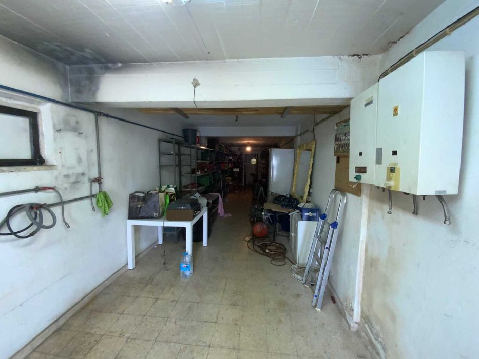 Recheio de garagem com diverso material e ferramentas e materiais