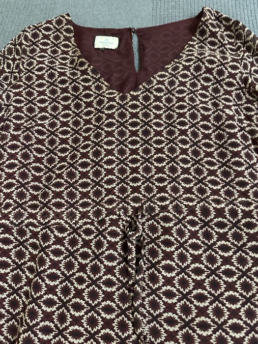 Vestido bordeaux curto, mangas transpatentes