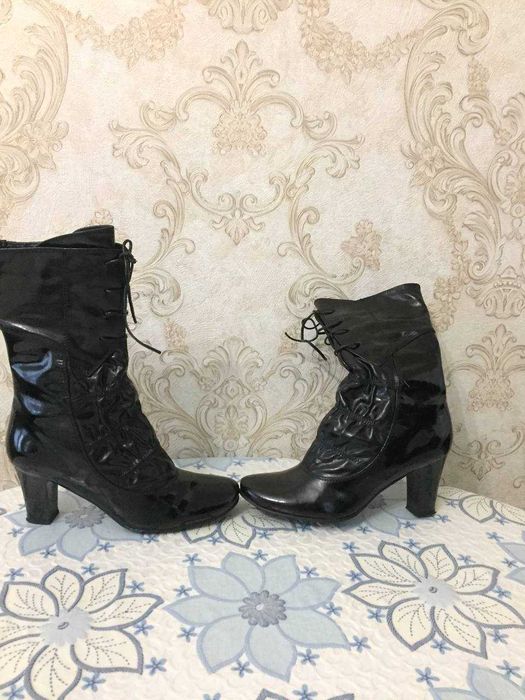 Кожаные лакированные ботильоны Conni