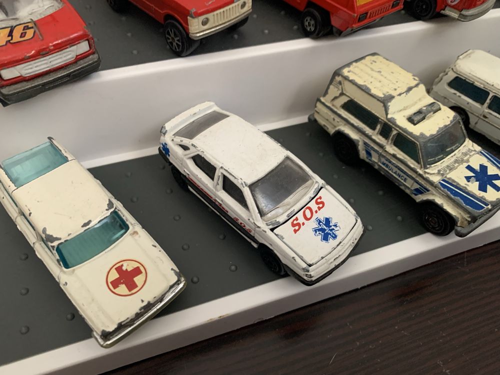 Lote de 21 carrinhos de emergência