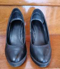 Sapatos pretos compensados Deichmann