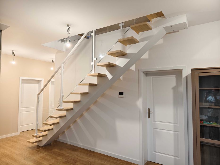 Schody wewnętrzne na konstrukcji metalowej - PRODUCENT