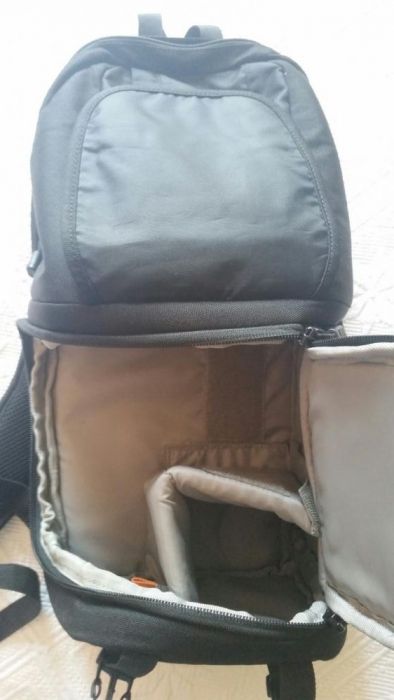 Mochila preta Lowepro 100 para máquina fotográfica, como nova!