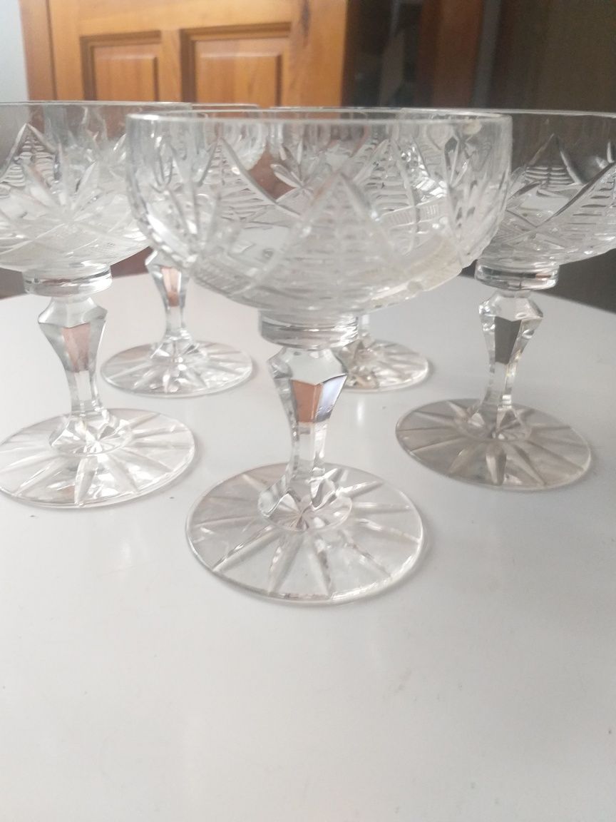 Trzy szklane bardzo stare solniczki i 5 kryształowych szamponierek