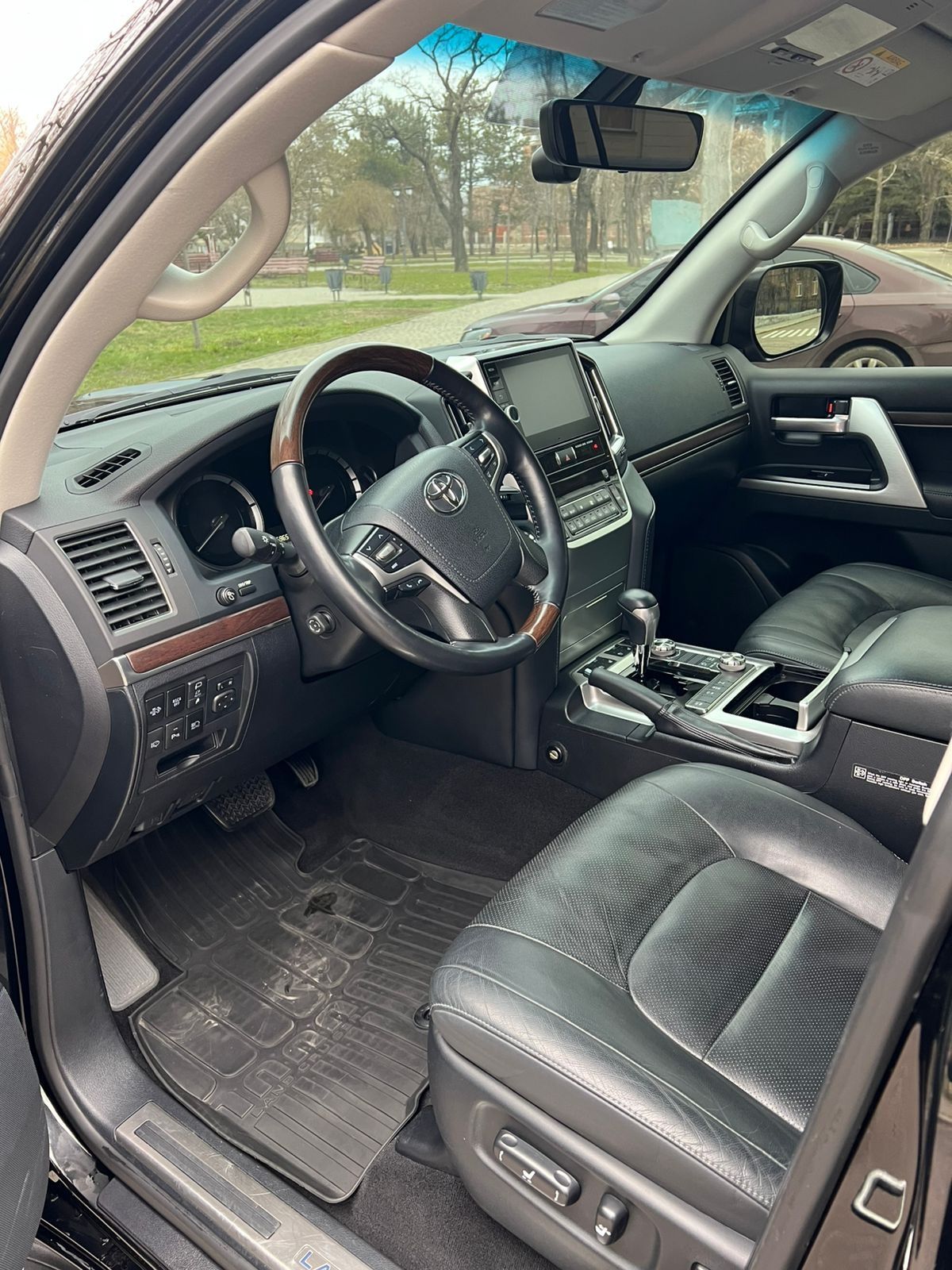 Продам Toyota land cruiser 200