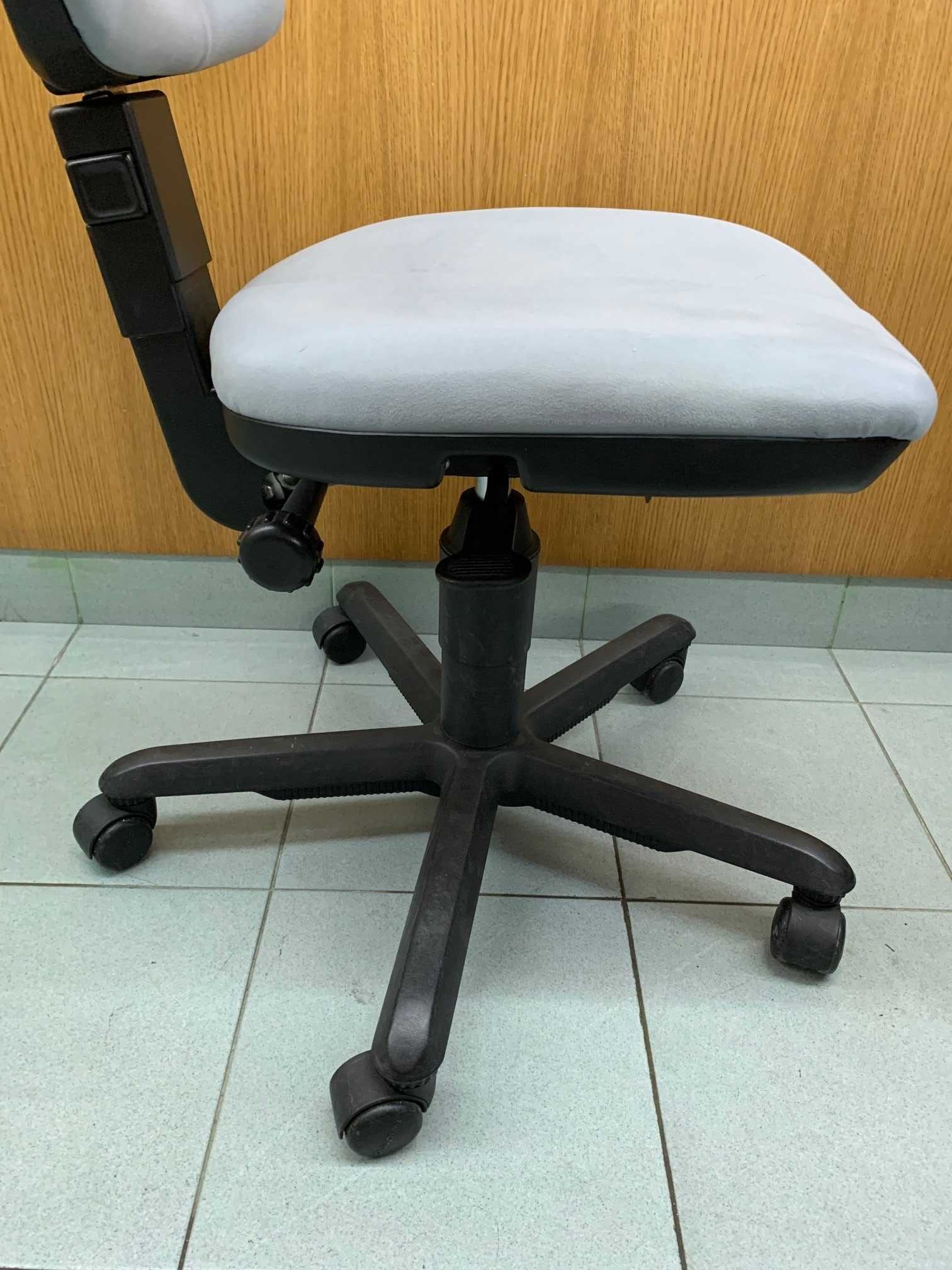 Cadeira de escritório em tecido cinza com regulação
