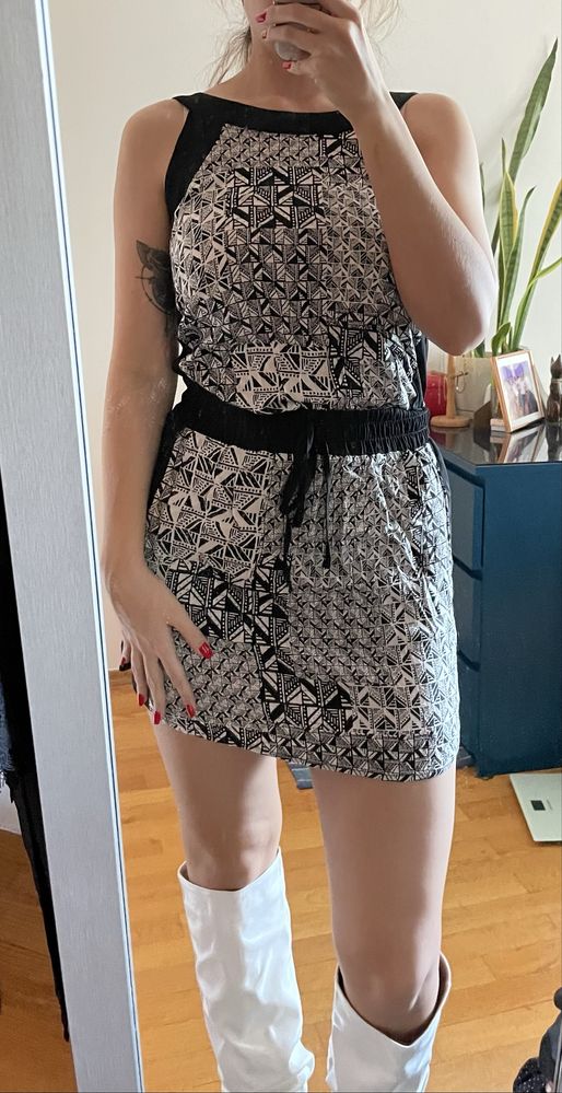 Sukienka taliowana na codzien