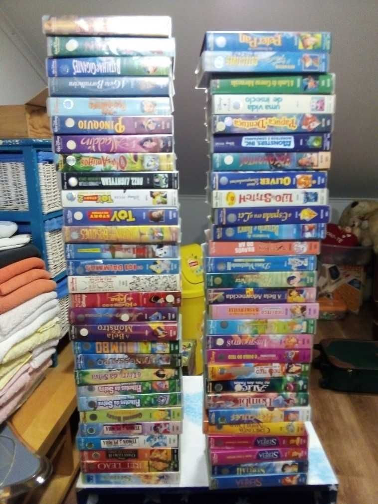 Cassetes VHS com filmes diversos