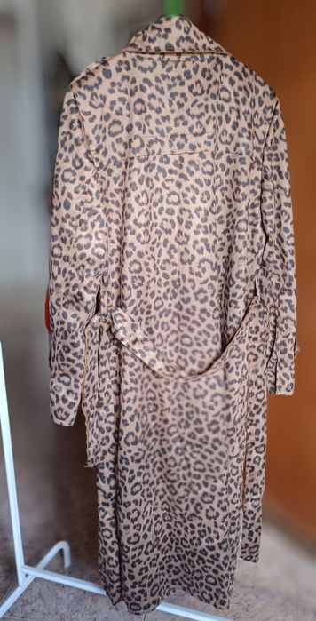 Gabardina em pelo de pêssego estampado tigress NOVA