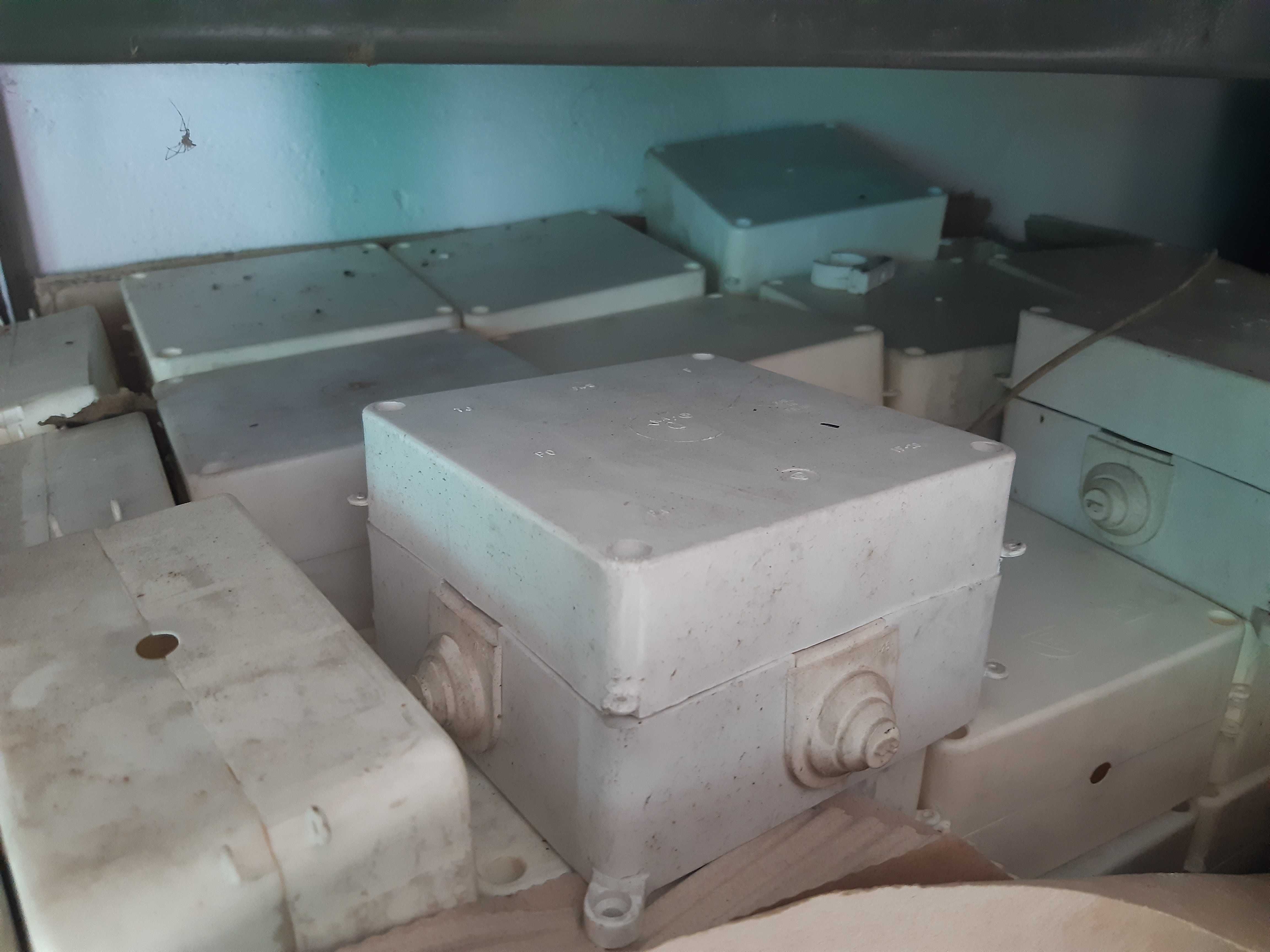 Korytka kablowe + puszki elektryczne małe i duże