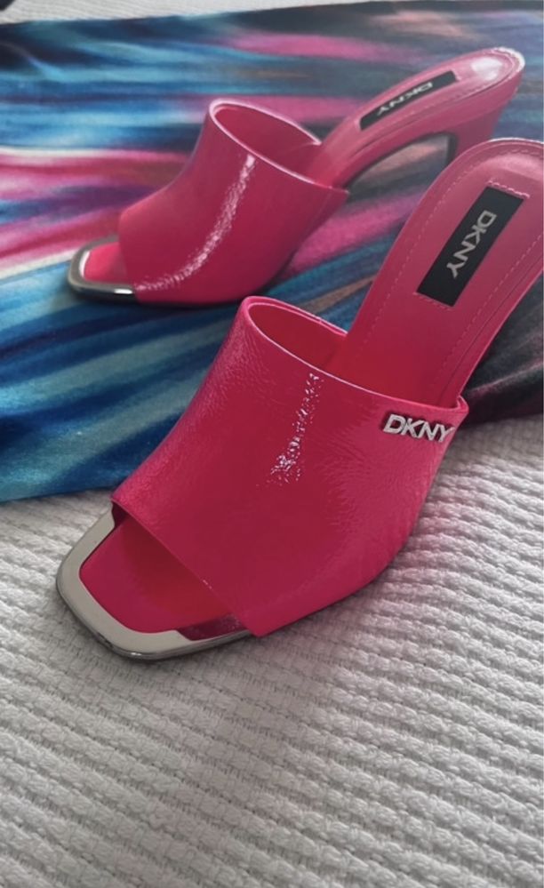 Klapki szpilki DKNY