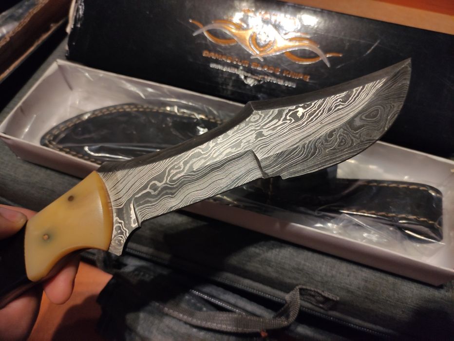 Nóż że stali damasceńskiej