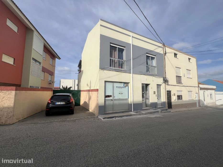 Prédio com três Fracções de Utilização Independente