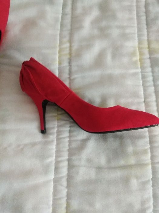 Sapatos vermelhos de camurça número 37