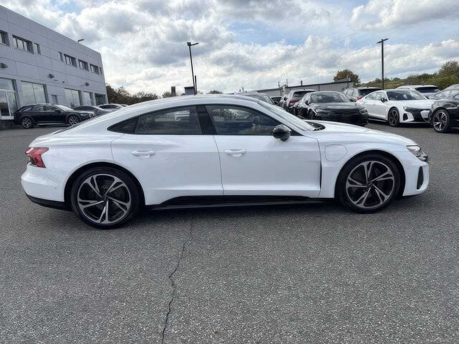 Audi e-tron      2023