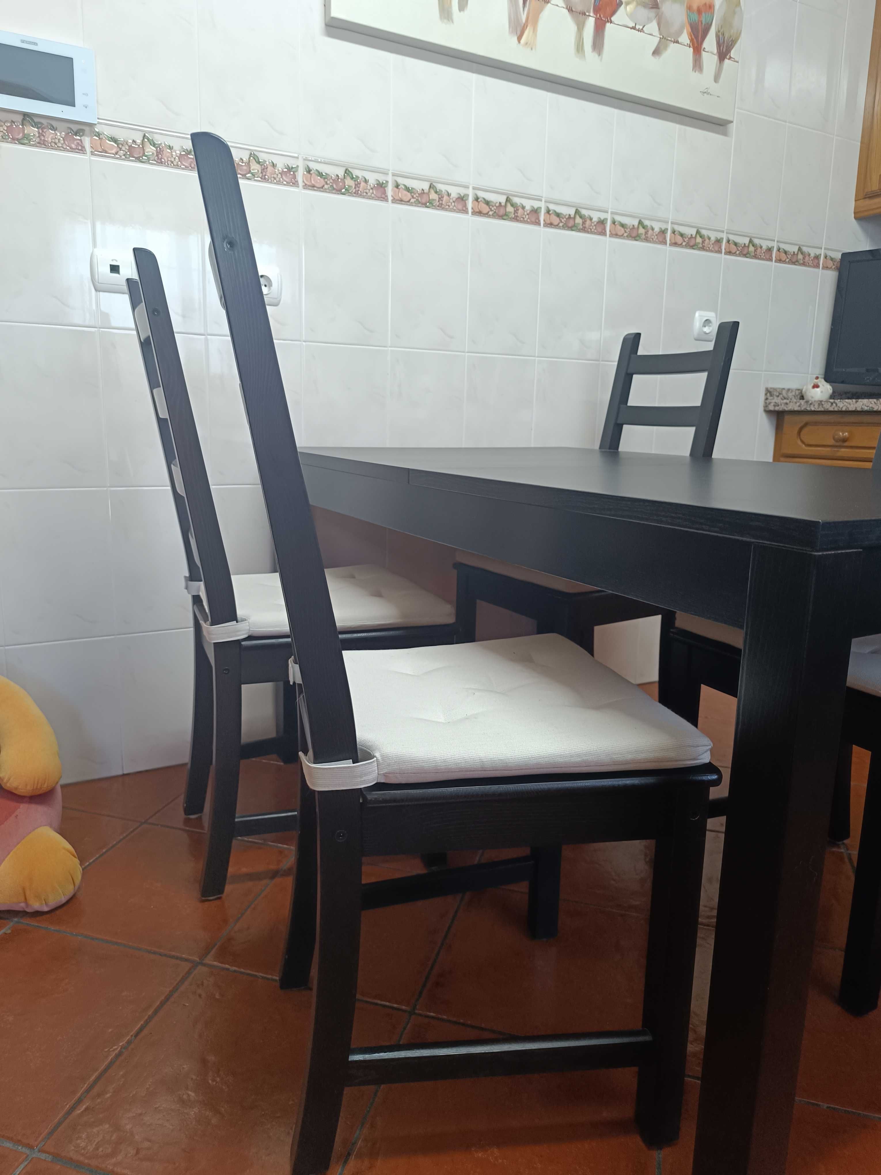 Mesa com cadeiras pretas ikea