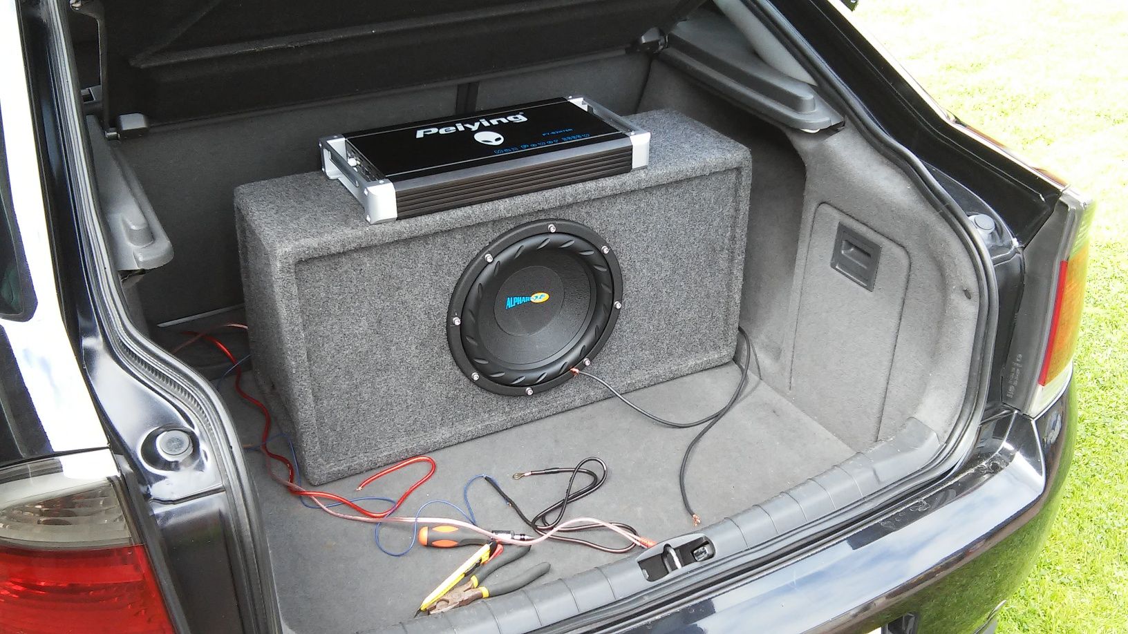 Zestaw Car Audio - Subwoofer, skrzynia basowa, wzmacniacz, kondensator