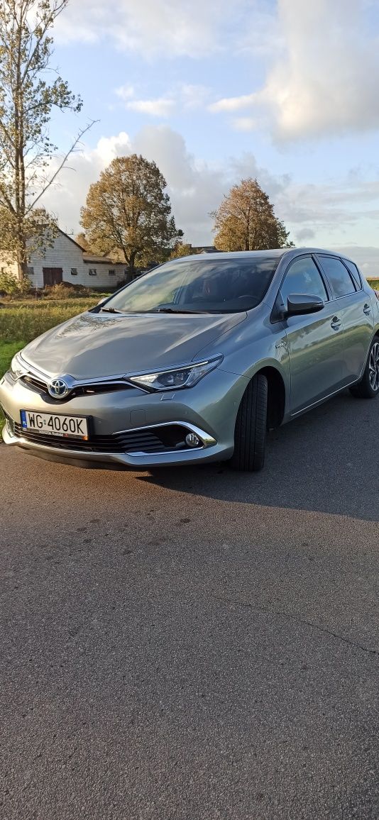 Toyotą Auris Hybrid 69 tys przeb.