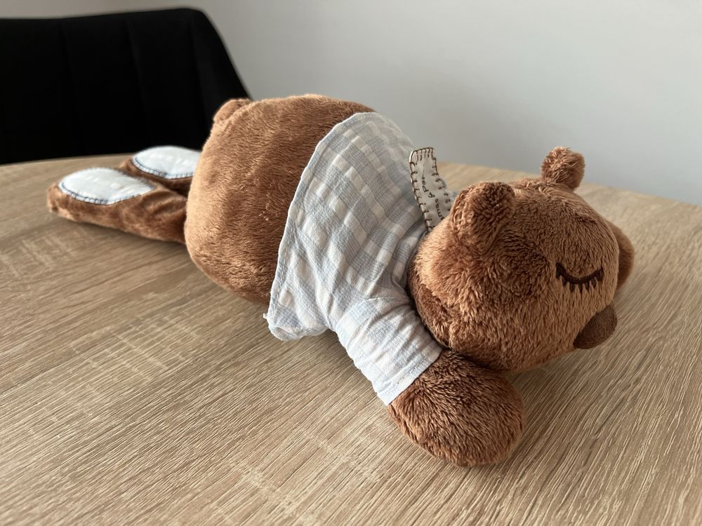 Maskotka miś Mamas&Papas leżący komoda półka ozdoba